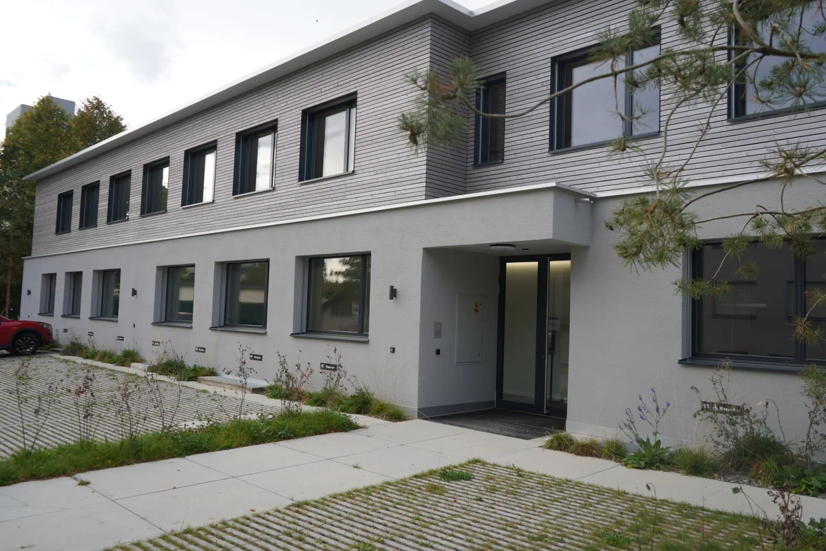 Ein zweistöckiges Bürogebäude.